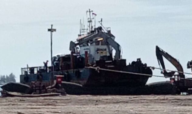 Kapal Bantu Rusak, Pengerukan Pelabuhan Bengkulu Terganggu