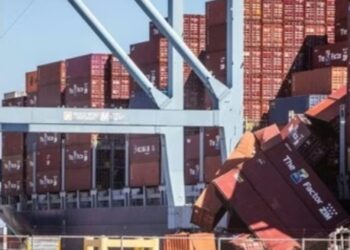 Potret Puluhan Petikemas Berjatuhan ke Laut, Kok Bisa Ya