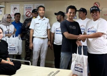 Pada Hari Pelanggan Nasional, Pelni Bagikan Souvenir ke Penumpang Kapal