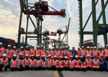 Mahasiswa Kuliah Port Logistik di Terminal Teluk Lamong