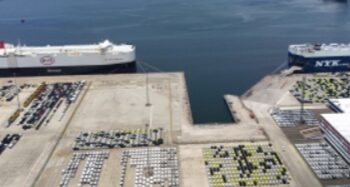 Dua Kapal Internasional Sandar Sekaligus di IKT, Bongkar Puluhan Ribu Kendaraan