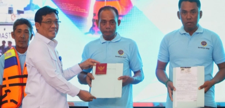 Kemenhub Bagikan 1.057 Life Jacket dan Terbitkan 2.120 E-Pass Kecil di Wilayah Jatim