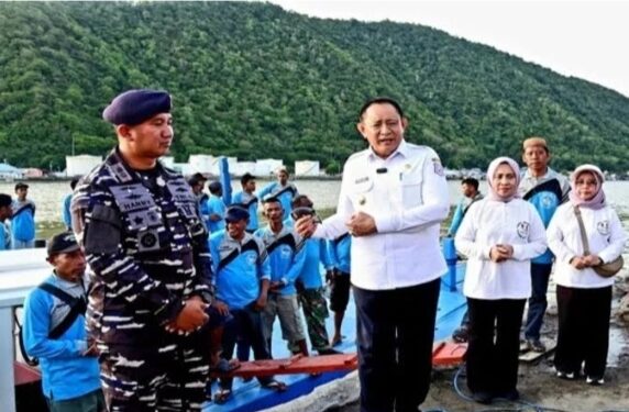 Masyarakat Antusias Sambut Kapal Taksi Bantuan Pemerintah