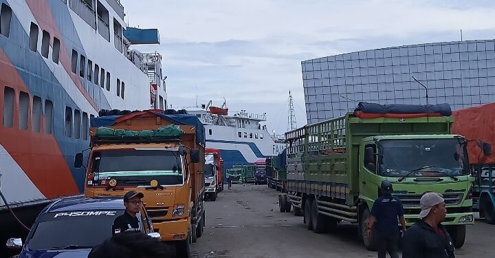 Saat Nataru, Pelabuhan Semayang Ramai Penumpang dan Barang