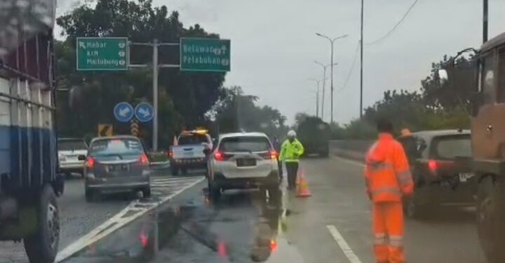 Banjir Lumpuhkan Pengiriman Barang di Pelabuhan Belawan