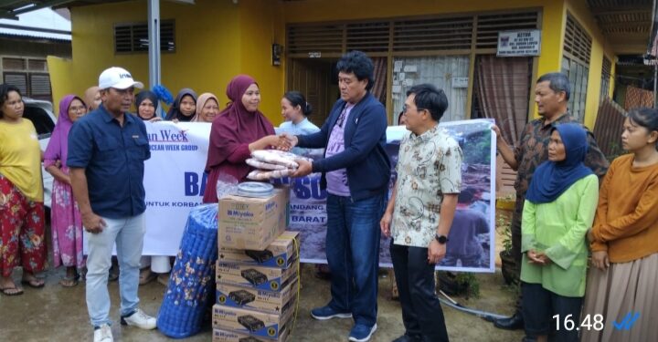 Komunitas Ocean Week Salurkan Bantuan ke Masyarakat Terdampak Banjir Bandang di Sumbar
