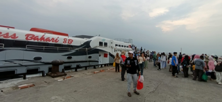 Layanan Trans Laut Jatim, Bikin Masyarakat Pulau Mandangin Bersuka Ria