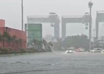Tanjung Priok Dikepung Banjir, Kegiatan Bongkar Muat di Pelabuhan Tak Berhenti