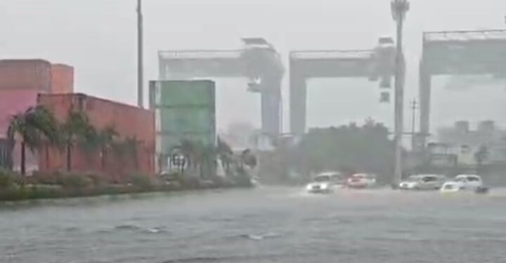 Tanjung Priok Dikepung Banjir, Kegiatan Bongkar Muat di Pelabuhan Tak Berhenti