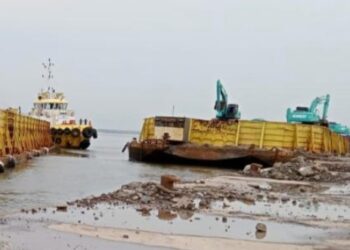 Banyak Tongkang Kandas di Pelabuhan Marunda, Alur Dangkal..