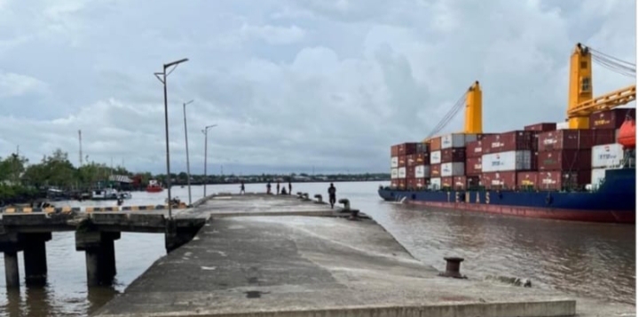 Dermaga Pelabuhan Agats Rubuh, Saat Ada Kegiatan Bongkar Muat