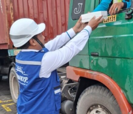 TPS Bagi-bagi 9.000 Takjil ke Sopir dan Mitra Lainnya