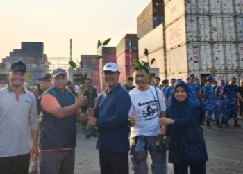TPS Tanam 3 Ribu Mangrove, Kali Ini di Sontoh Laut Surabaya