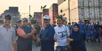 TPS Tanam 3 Ribu Mangrove, Kali Ini di Sontoh Laut Surabaya