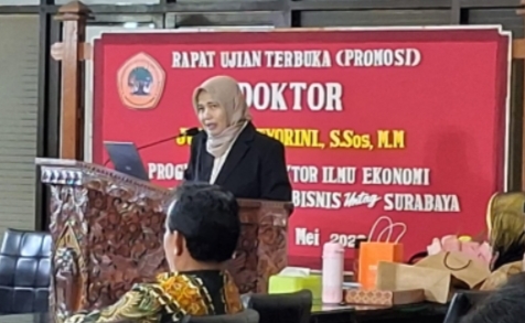 Juli, Dosen STIAMAK Lulus Cumlaude S3 Untag Surabaya