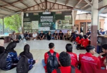 TPS Tanam Mangrove di Pesisir Gresik
