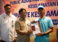 50 Life Jacket Dari BKI, Dirjen Serahkan Buku Pelaut & Life Jacket ke Nelayan Muara Angke