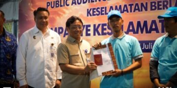 50 Life Jacket Dari BKI, Dirjen Serahkan Buku Pelaut & Life Jacket ke Nelayan Muara Angke