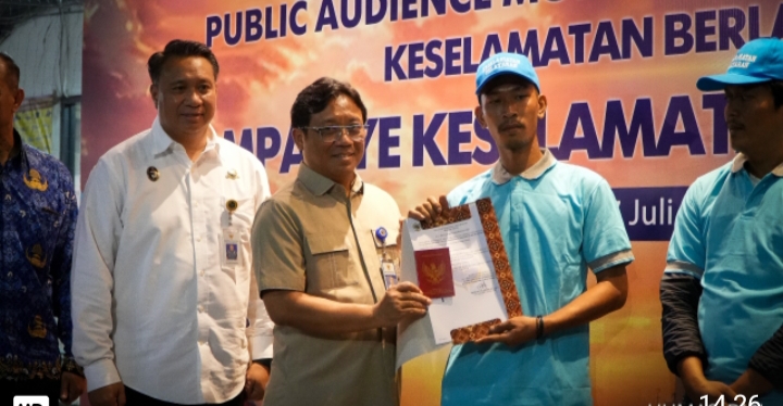 50 Life Jacket Dari BKI, Dirjen Serahkan Buku Pelaut & Life Jacket ke Nelayan Muara Angke