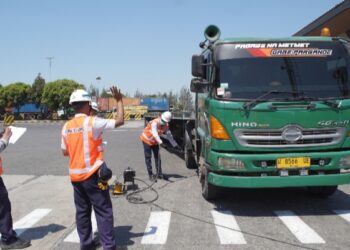 Target 100 Truk Petikemas, PTP dan Pelindo Regional 3 Uji Emisi di TTL dan TPS