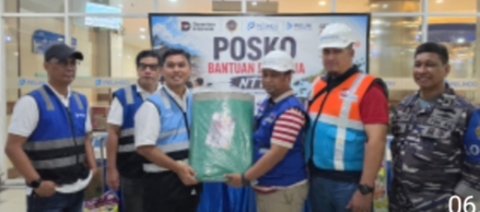 Pelindo Group dan KSOP Tanjung Perak Salurkan Bantuan Gempa NTT