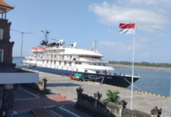 Kapal Island Sky Awali Musim Cruise di Pelabuhan Benoa