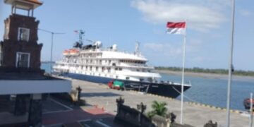 Kapal Island Sky Awali Musim Cruise di Pelabuhan Benoa