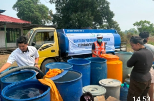 Akibat Kabut Asap, Pelindo Salurkan 70 Tangki Air Bersih dan Masker ke Warga Kalimantan