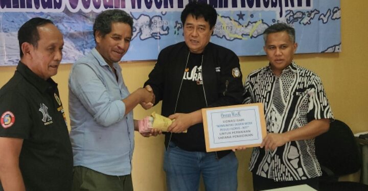 Komunitas Ocean Week Salurkan Bantuan Korban Gempa NTT