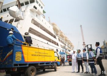 Disaksikan Arif Toha, Kapal Pelni Angkut RatusanTon Barang Bantuan ke NTT