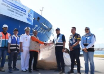 KM Tidar Turunkan Barang Bantuan di Pelabuhan Lorens Say Maumere