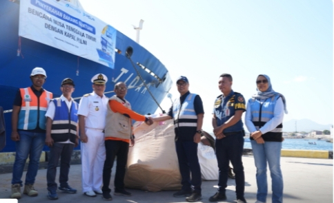 KM Tidar Turunkan Barang Bantuan di Pelabuhan Lorens Say Maumere