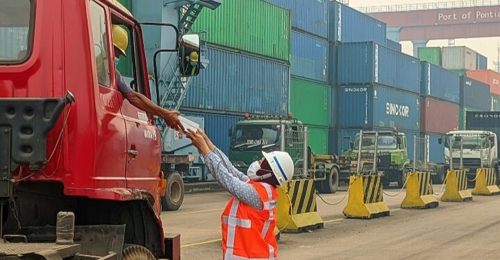 IPC TPK Pontianak Mengapresiasi Kerja Keras Para Sopir Trailer, Ditengah Kabut Asap Tebal