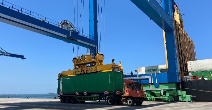 Arus Petikemas Pelindo 4 Capai 1,70 Juta TEUs, Penumpang 6,02 Juta Orang