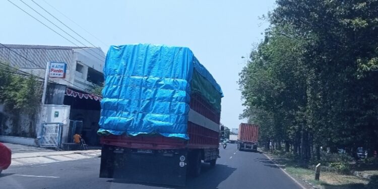 Pelindo Tanjung Perak Melarang Truk-truk Parkir di Jalanan Sebelum Pengapalan