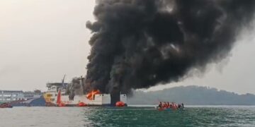 Semua Penumpang & Crew Kapal Batumandi Yang Terbakar di Merak Berhasil Dievakuasi
